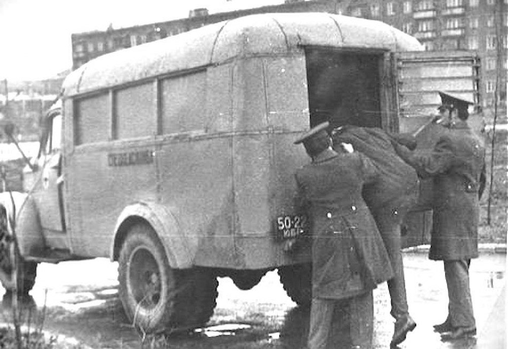 Пьяного гражданина забирают в вытрезвитель. <br>